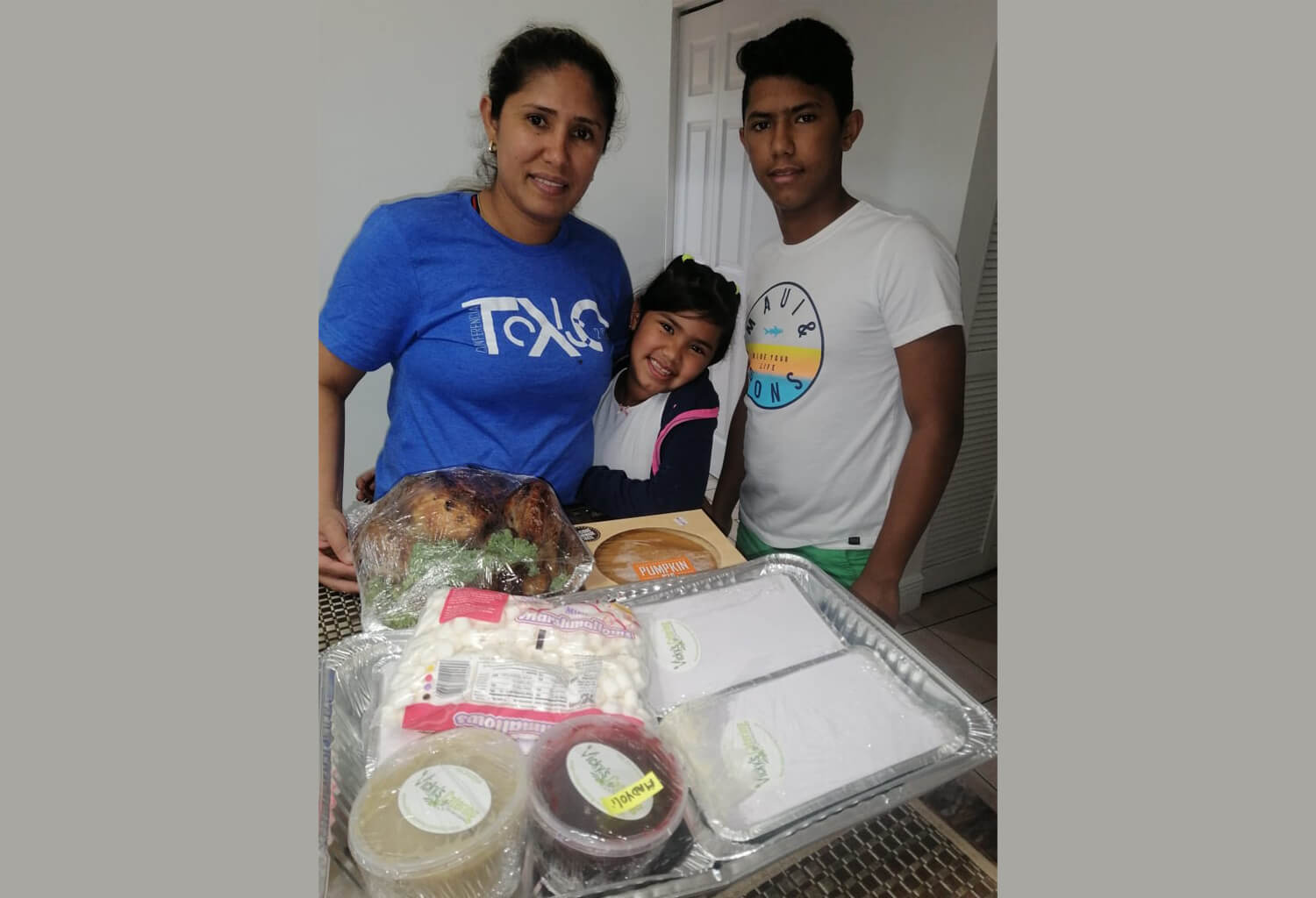 Lee más sobre el artículo Agradecimiento especial a Vicky’s Catering empresa Familiar venezolana que nos apoyó dando las  3 cenas y dejándolas en cada casa de Familia.